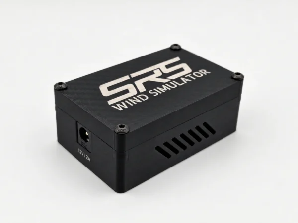 Wind Simulator by SRS en vue trois quarts : boîtier noir, aérations latérales et entrée d’alimentation 12 V.