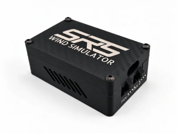 Wind Simulator by SRS terminé, vu de trois quarts : boîtier noir compact avec logo SRS et connectique pour ventilateurs.